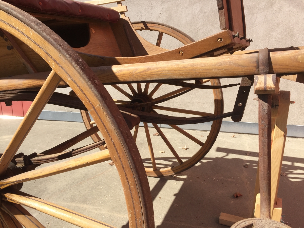 2-hjuls vogn for én hest til persontransport. Ribbesidet fating.