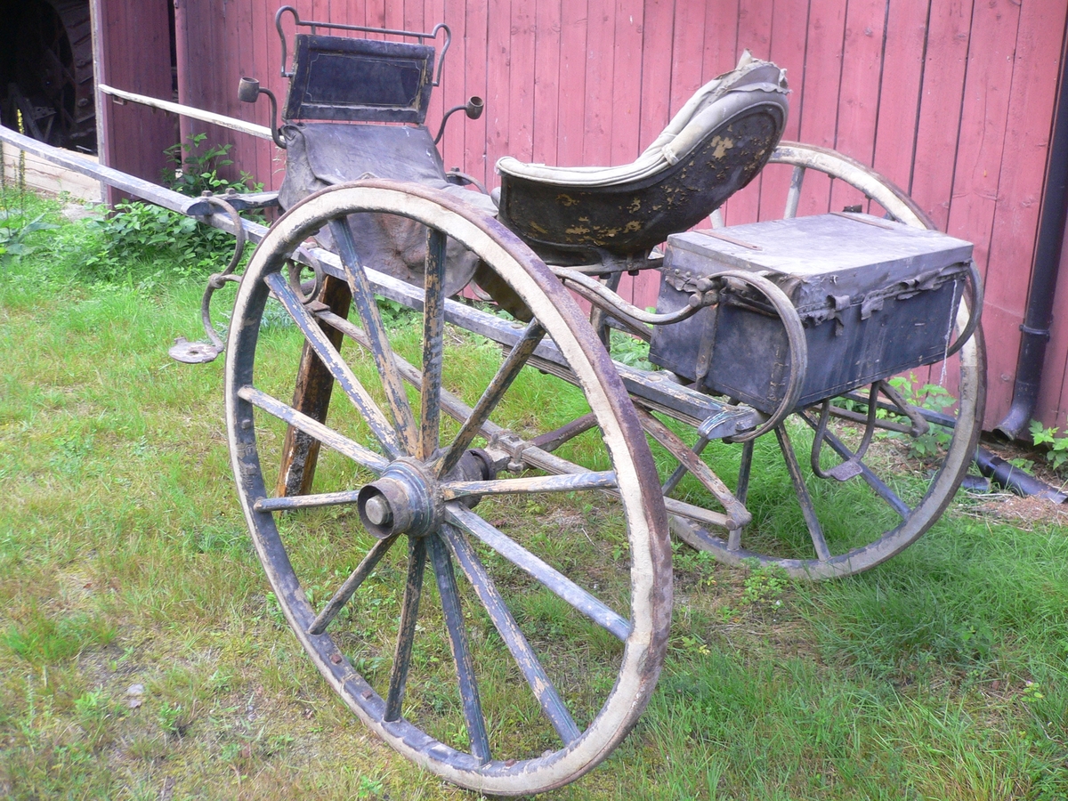 2-hjuls vogn for én hest til persontransport. Hovedsete for én person. Skrin med polstret lokk for skyssgutt.