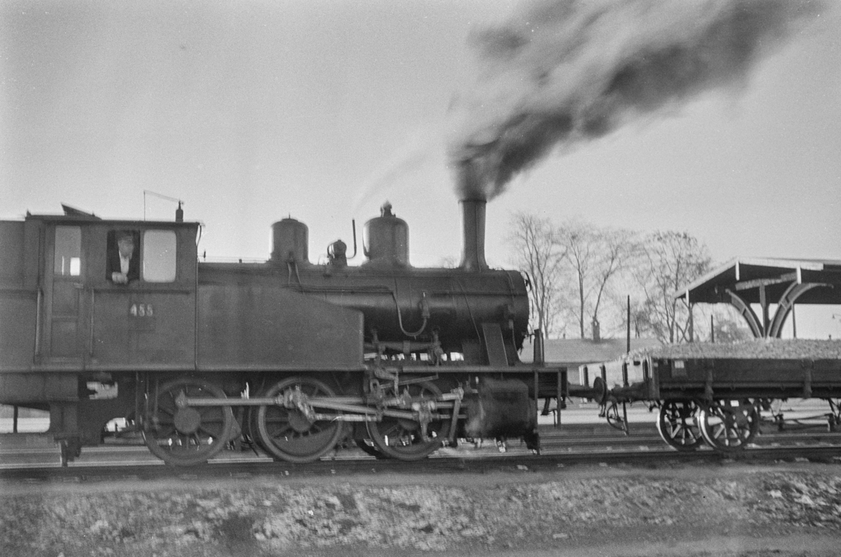 Damplokomotiv type 23b nr. 455 med grusvogn.