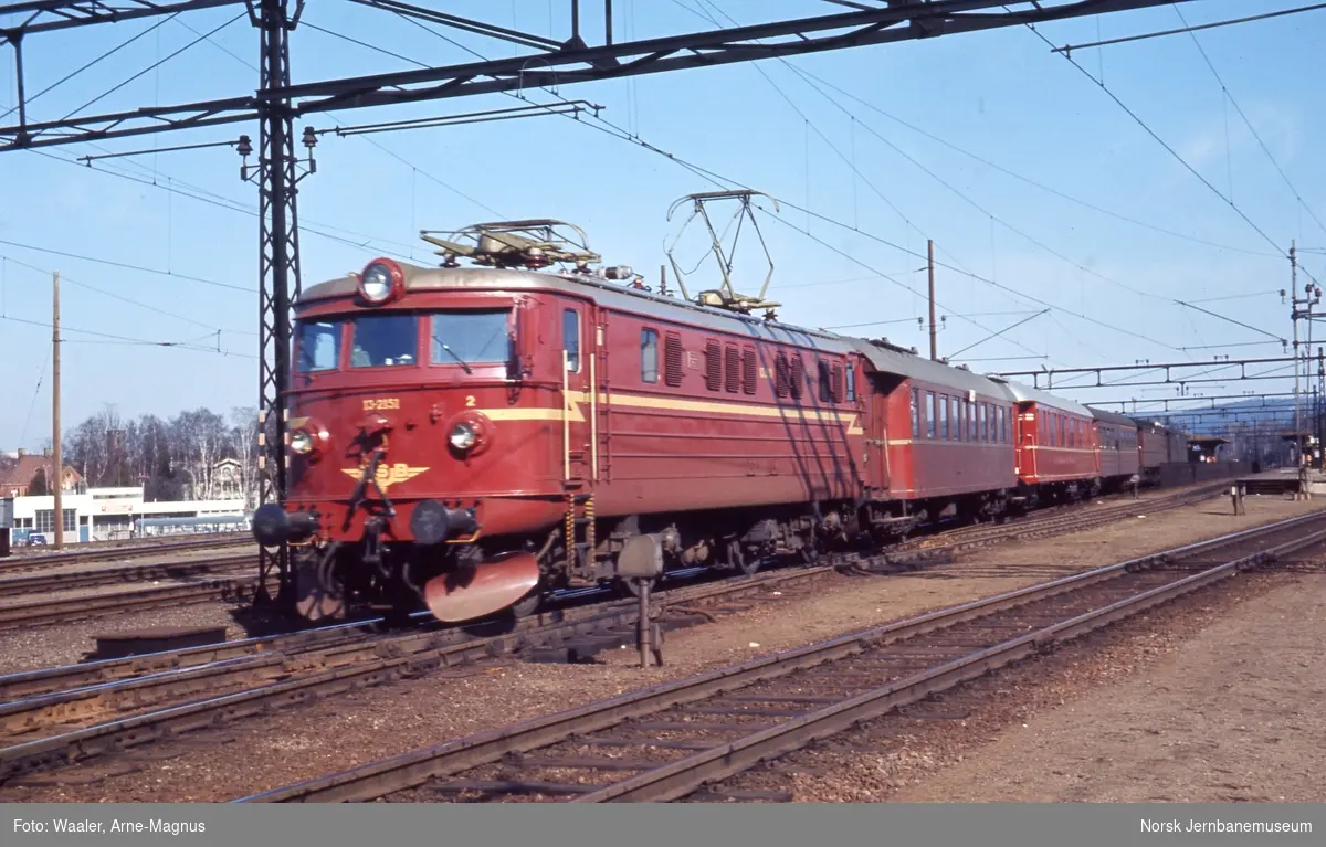 Elektrisk lokomotiv El 13 2151 med persontog på Lillestrøm stasjonn