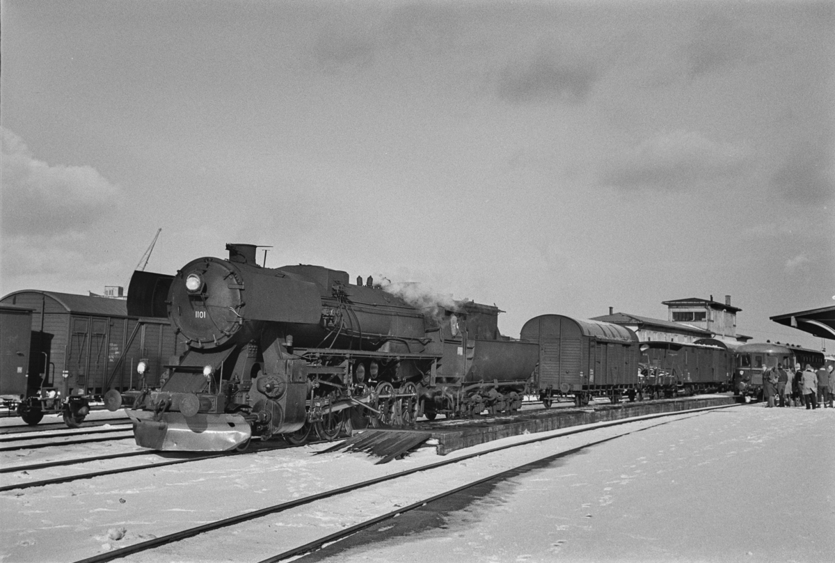 Damplokomotiv type 63a nr. 1101 på Trondheim stasjon. Lokomotivet skal trekke et sydgående godstog.