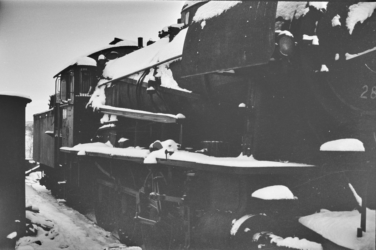 Damplokomotiv type 30a nr. 281 hensatt på Leangen stasjon, trolig i påvente av revisjon.