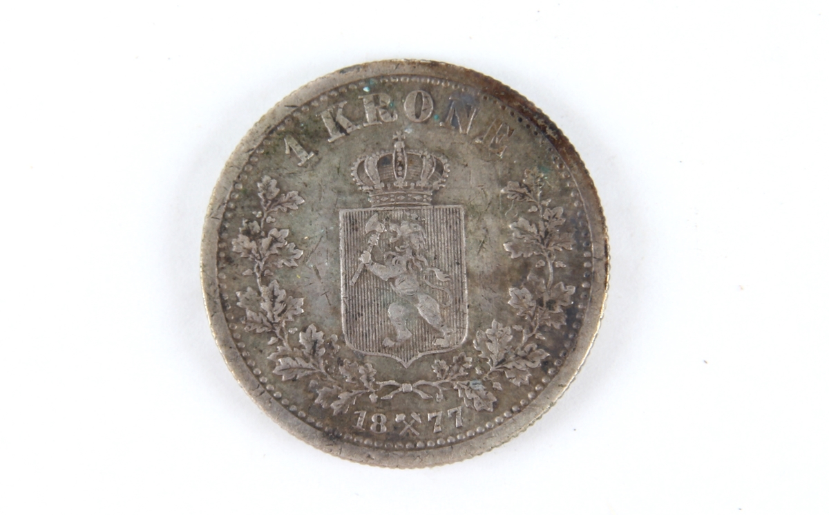 To svensk/norsk en kroner fra ulike årstall Den ene fra 1875, den andre fra 1877.