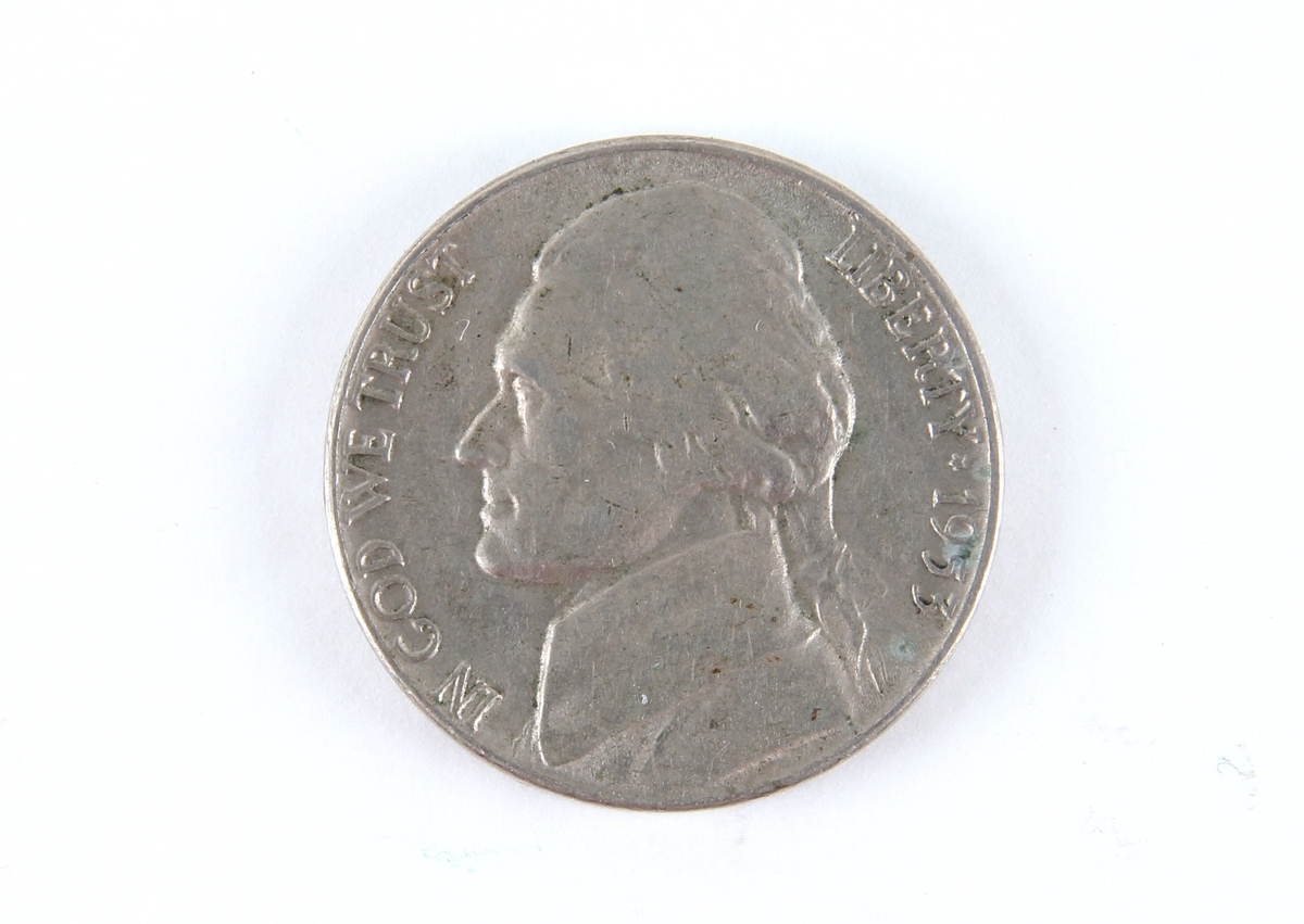 To amerikanske fem cent fra ulike årstall, 1942 og 1953