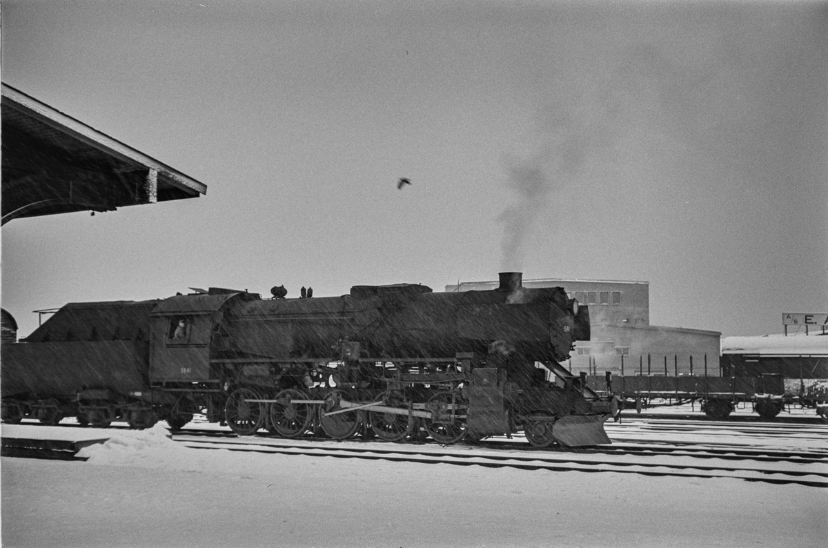 Nordgående godstog på Trondheim stasjon. Toget trekkes av damplokomotiv type 63a nr. 5841