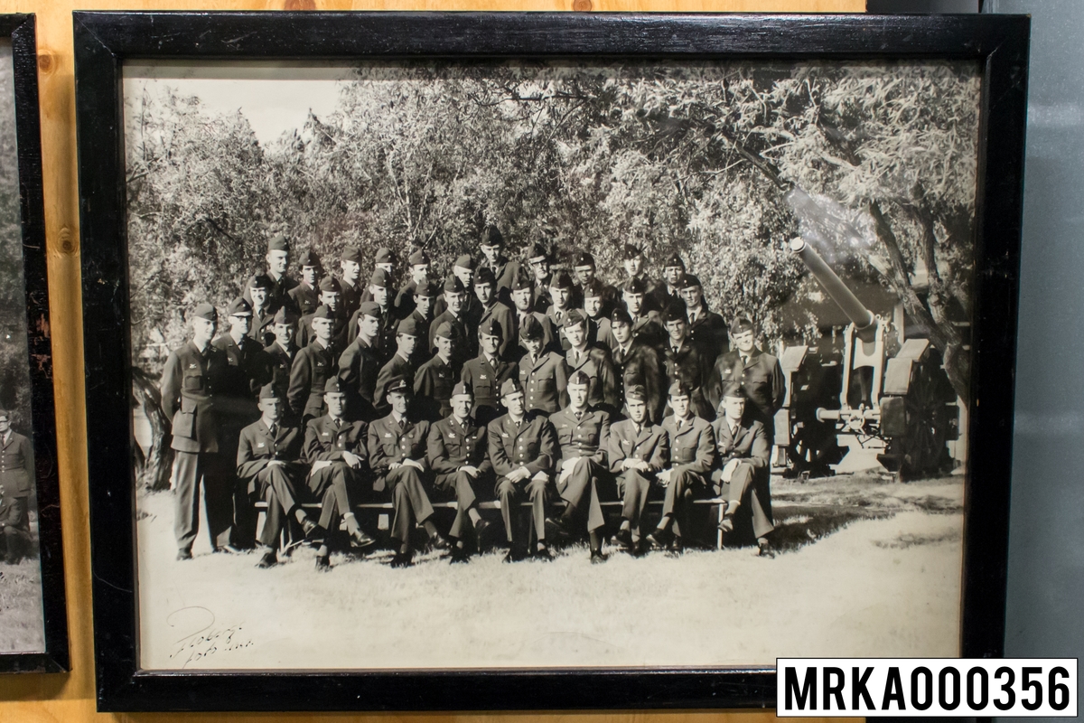 Fotografi taget på befäl och soldater som genomfört grundläggande soldatutbildning på 1:a Batteriet KA 2.
Fotografiet taget på KA 2.
Flobergs Foto.