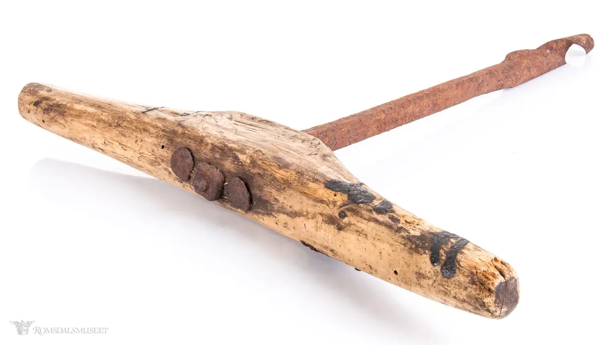 Håndtak forsterket med jernbeslag og gjennomgående bolter. Navar festet med mutter.