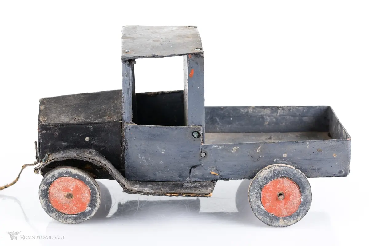 En liten leke- lastebil i tre.