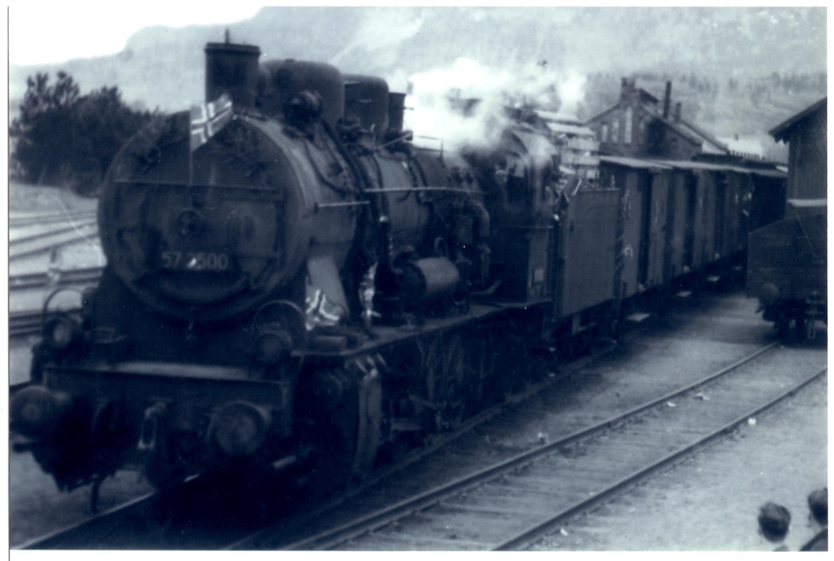 Sørgående tog trukket av damplokomotiv type 61a nr. 2500 på Stjørdal stasjon.