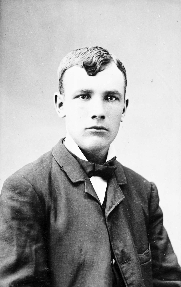 Portrett av ung mann. Karl E. Sveen, Folldal. 