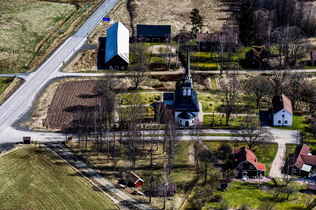 Flygfoto över Bredestad kyrka i Aneby kommun.