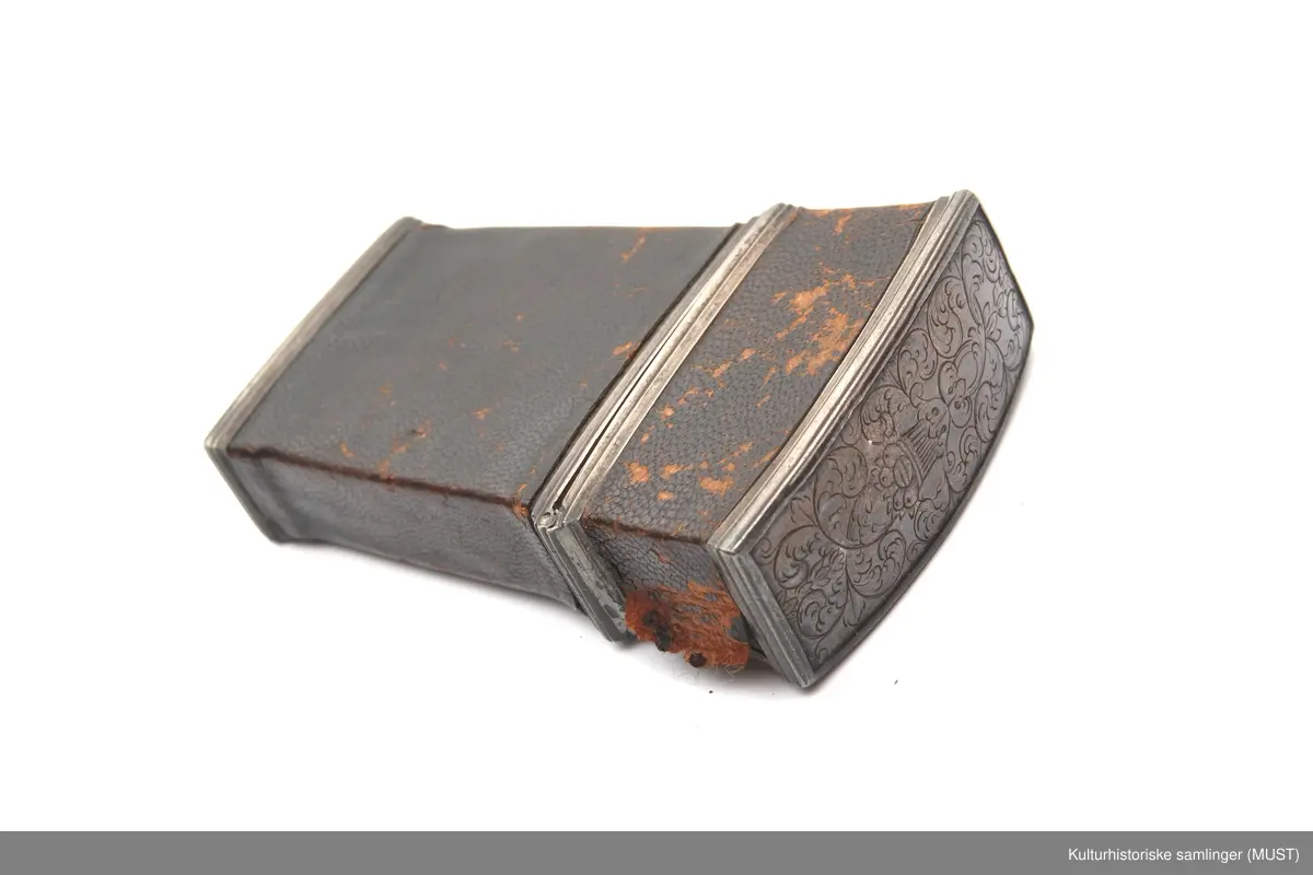 Fruktkurv, blomster og bladmotiver.