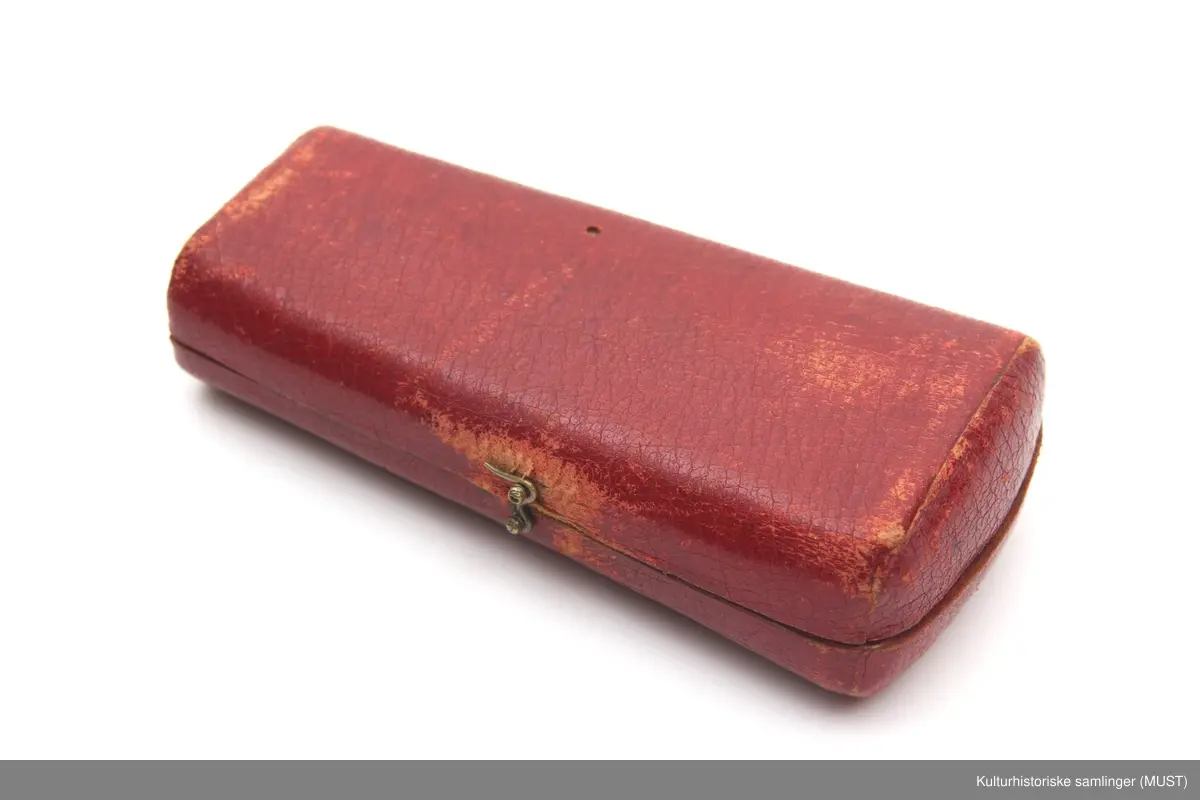 Gullbesetning med smale sisselerte border