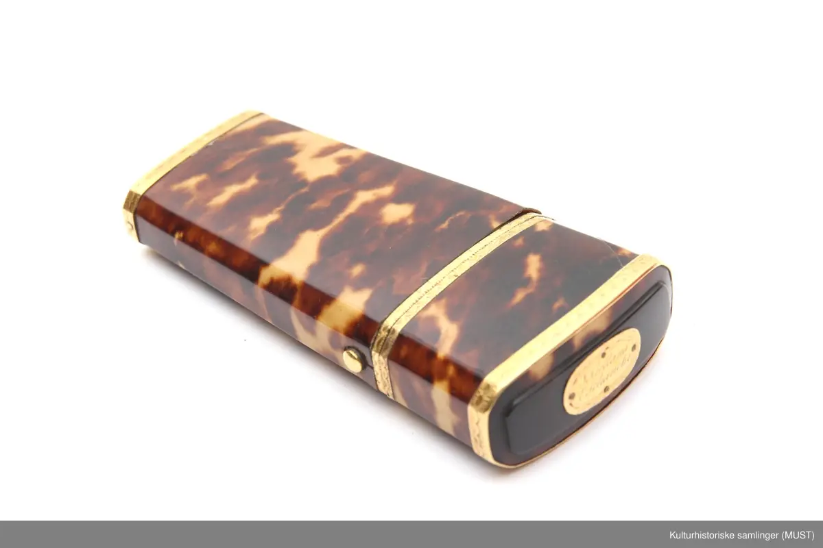 Gullbesetning med smale sisselerte border