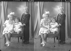 Portrett. Familiegruppe på tre barn. To unge piker og en ung