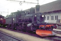 Damplokomotiv type 21b nr. 252 foran godstog på Kongsberg st