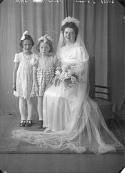Portrett. Brud med to brudepiker. Bestilt av Kristian Dalen.