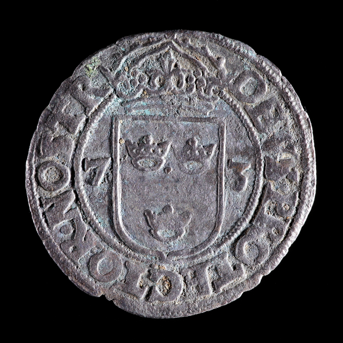 Två öre, Johan III, år 1573. Åtsida med lilla riksvapnet, krönt. Frånsida med krönt Vasavapen. Enstaka nagg i kanterna.