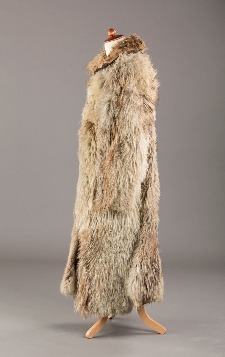 Form: Frakkefasong, stor krage, splitter på 20 cm nederst i sidene og midt bak
