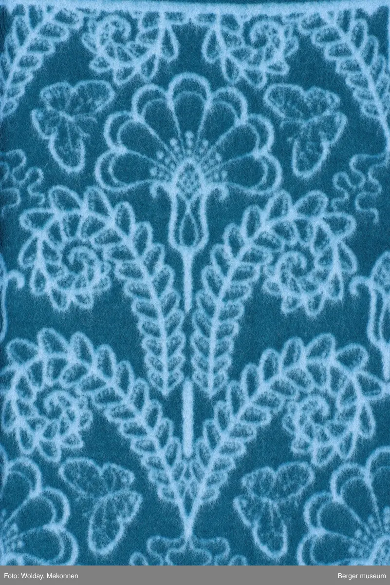 Blomster, sommerfugler, stilker og blader. Omriss