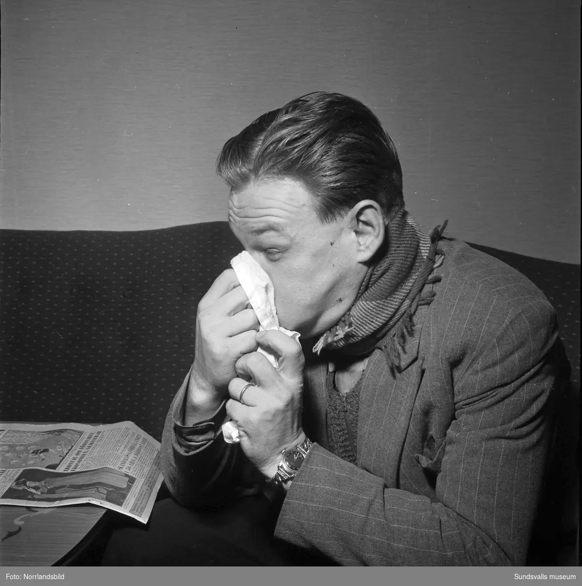 Bilder till ett reportage om influensans härjning vintern 1950-51. En man undersöks av en läkare och en sköterska vid Sundvalls lasarett. Läkaren är troligen överläkare Elias Lipschütz som rekommenderar C-vitamin i form av citroner, nypon och paprika. I reportaget uttalar sig även andre stadsläkare R. Adolfsson vars råd är att undvika folksamlingar samt tvätta händerna och gurgla halsen ofta.