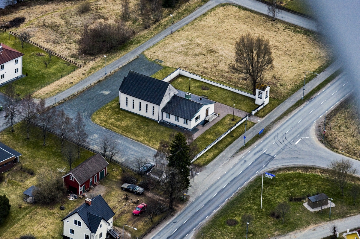 Flygfoto över Fredriksdals kyrka i Nässjö kommun.