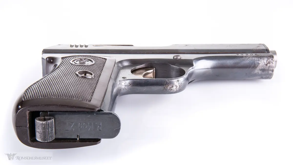 Semiautomatisk lommepistol med for- og baksikte, sikringshendel med utløserknapp, magasin med utløser under skjeftet og for og baksikte. Tsjekkisk pistol som er produsert under okkupasjonsstyre.