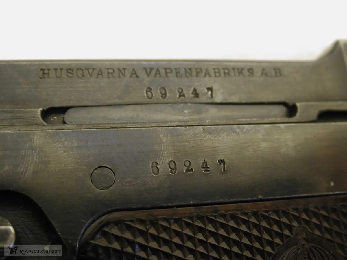 Pistol som designmessig ligner på en P08 Luger. Rekyldrevet, enkeltskuddspistol med låst sluttstykke og integrert hane.