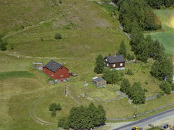 Sør-Fron. Småbruk nevnt som Høystad bak på bildet. Brunt vån
