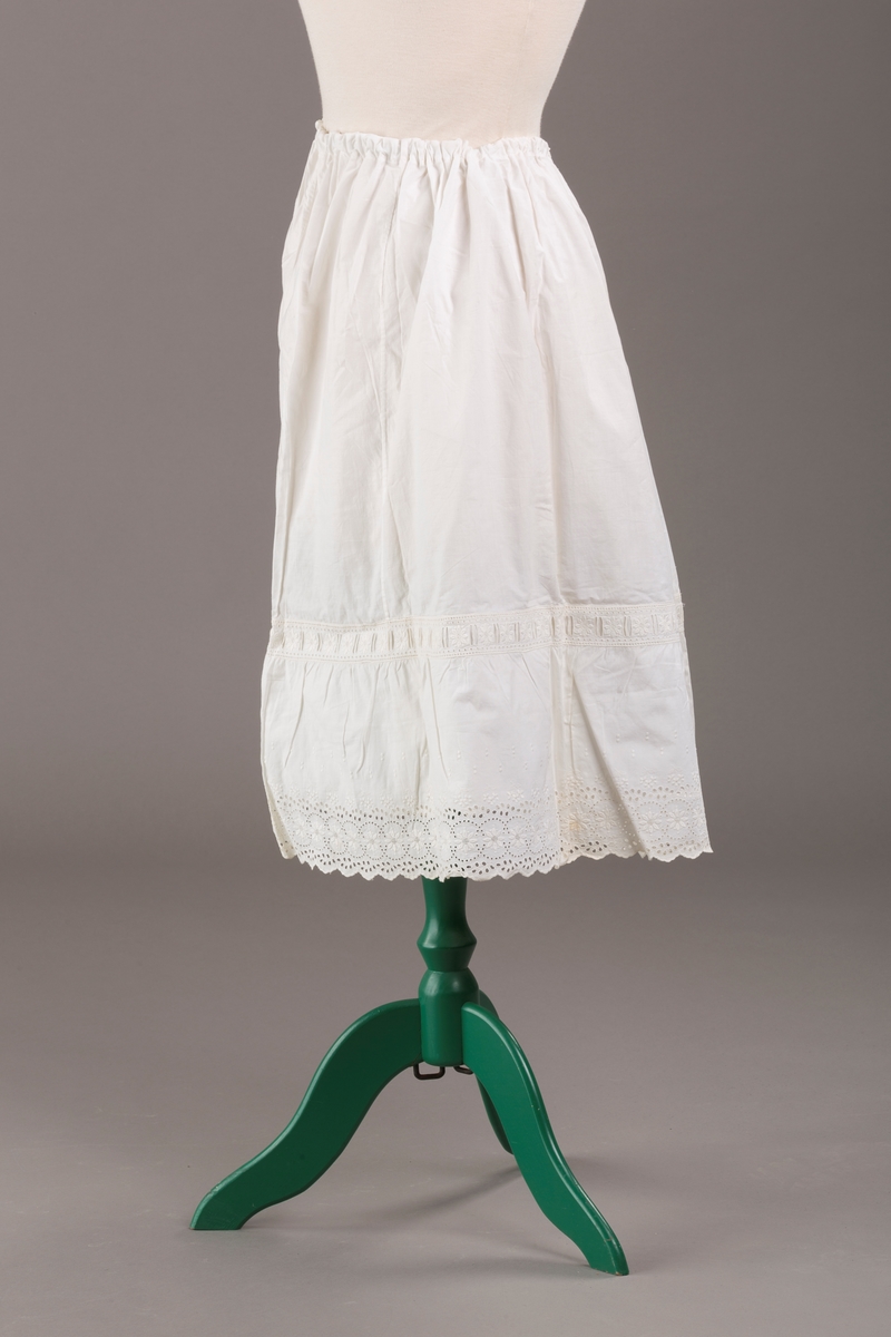 Form: Sydd sammen av seks høyder av ulik bredde og skjæring, blondekant, hullsøm, strikk i livet,