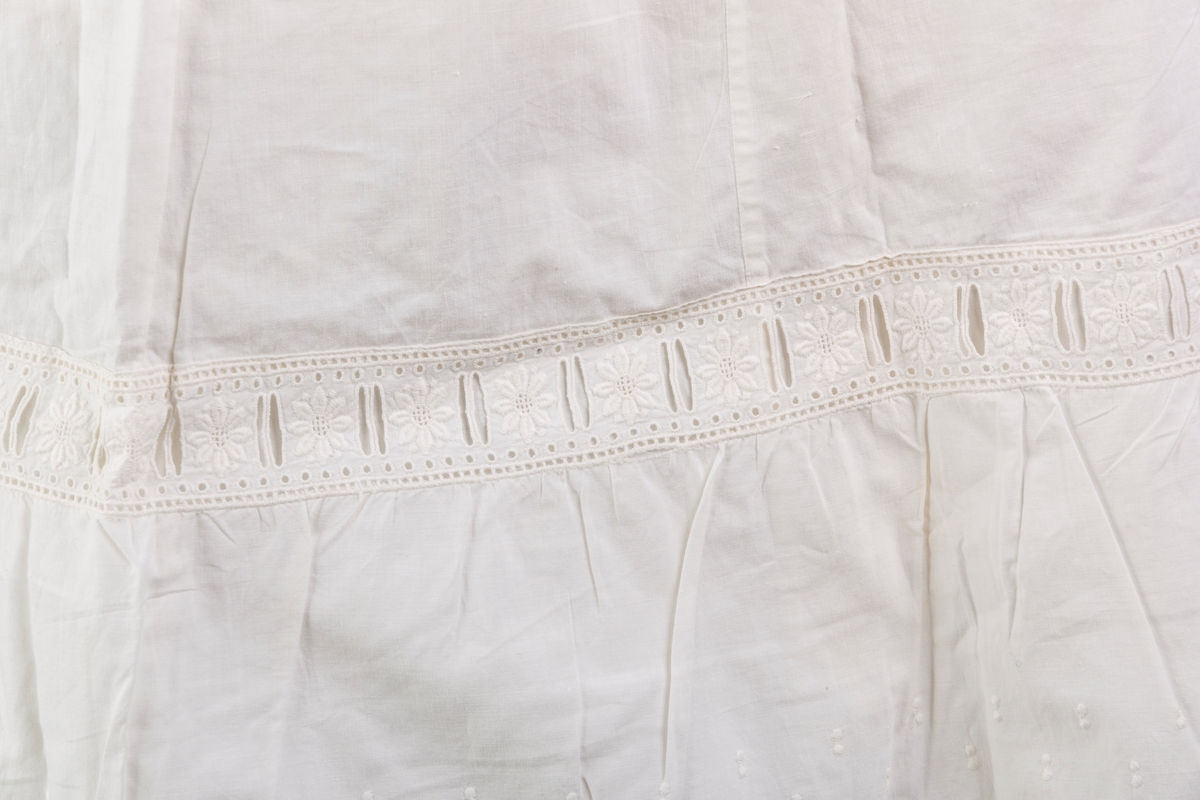 Form: Sydd sammen av seks høyder av ulik bredde og skjæring, blondekant, hullsøm, strikk i livet,