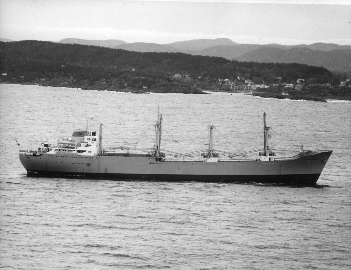 Byggenr. 44 v. Langesund Mekaniske Verksted: Amazonas.

Amazonas ligger ved kai ved verftet og på vannet.
9-17: Nyblin