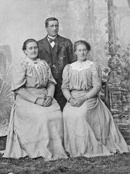 Portrett av en mann og to kvinner