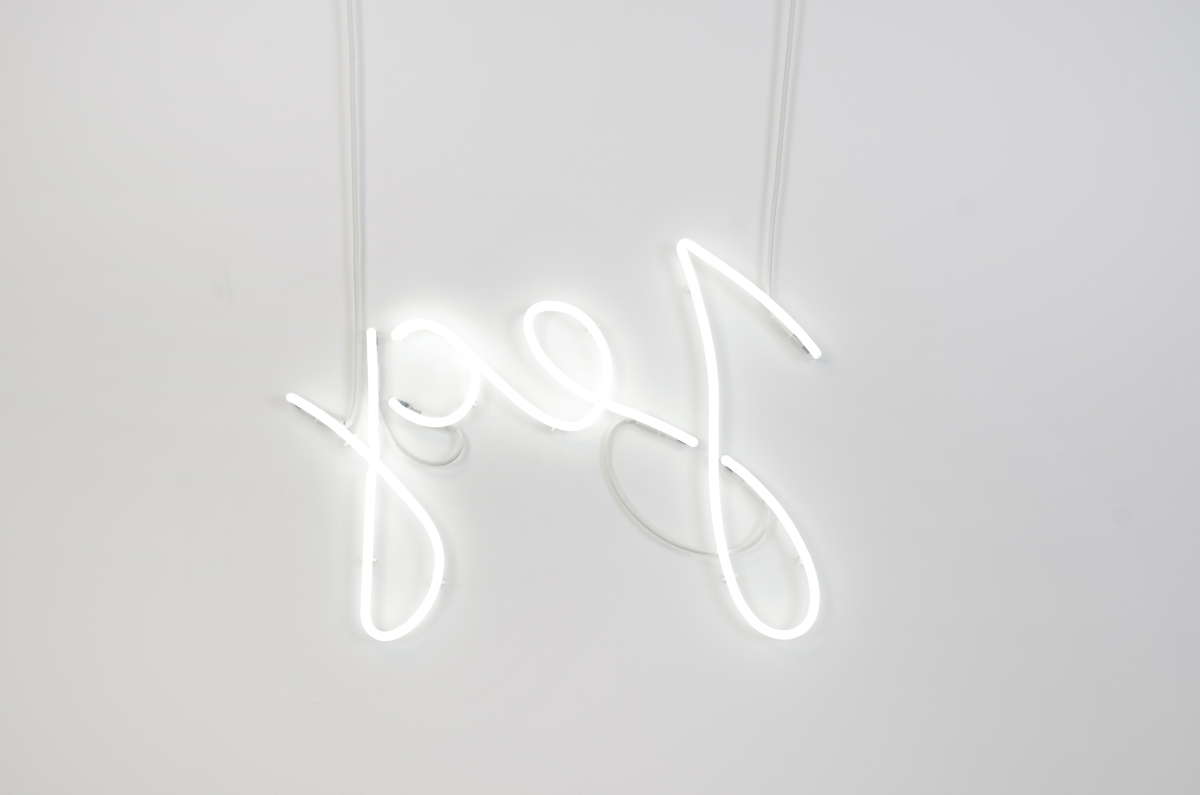 Christensens verk er ein installasjon med to benkar av stål. Benkane er dekt med lys betong kor det er laga avtrykk av menneskekroppar som har sete der. Over kvar benk heng eit kvitt neonrør forma som ordet «jeg». På veggen bak heng det ein rund spegel, slik at begge neonarbeida blir spegla på motståande vegg.

Kunstverket er mogeleg å oppleve også for dei med synshemming, både på grunn av det sterke lyset i neonrøra og fordi det kan utforskast med hendene. Det inviterer til sansing, leik og refleksjon rundt kva det er å vere eit «eg». Spegelen minner om kor viktig spegling i bokstaveleg og overført tyding er for kjensla av kven ein er, og korleis identitet endrar seg over tid. Avtrykka på benkane er i ulik storleik, så ein kan setje seg i dei og kjenne etter om ein passar inn – eller berre sjå på kunsten på motsett side.