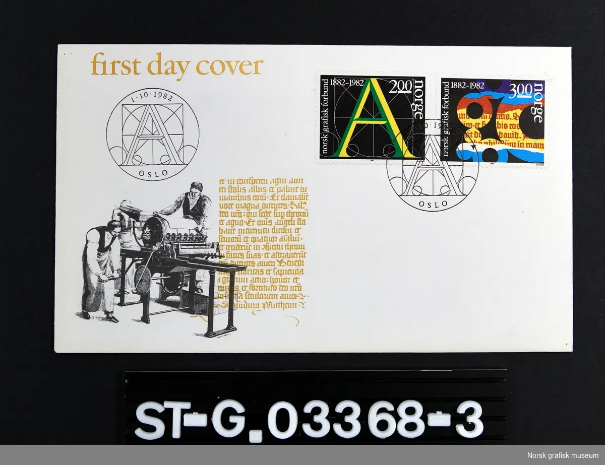 Hvit konvolutt med begge de to særfrimerkene i anledning 100 års jubileet til Norsk Grafisk Forening. Stemplet med en stor A og datoen 1/10 1982. Dette er dermed et førstedagsstempel, da det er fra første dag frimerket var i salg. 

På venstre halvdel av konvolutten er den trykt "first day cover", med en illustrasjon av to trykker ved en trykkemaskin, samt noe tekst med gotisk font.