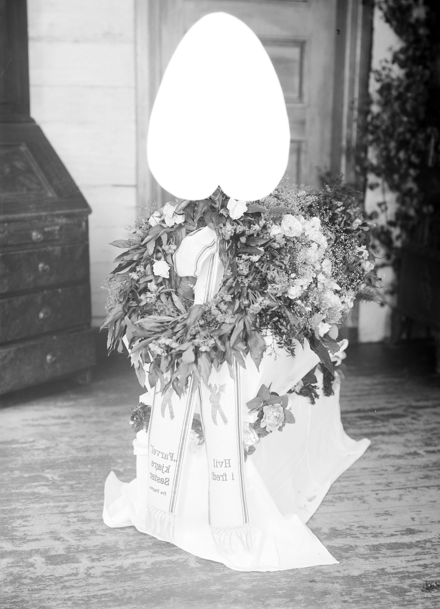 Hjørdis Jevnes baare, 29.07.1914, kiste med blomster og bånd