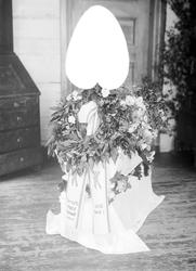 Hjørdis Jevnes baare, 29.07.1914, kiste med blomster og bånd