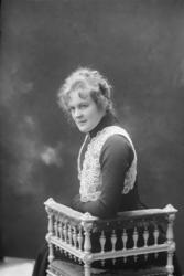 Portrett, kvinne, M.Baadstø, atelierbilde