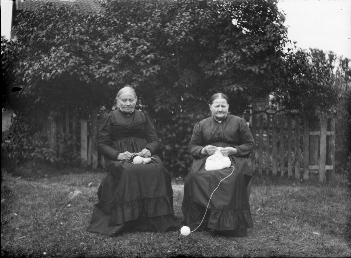 To kvinner med strikketøy, sitter ute i hagen - Johanne Baaberg og Marit Gaustum