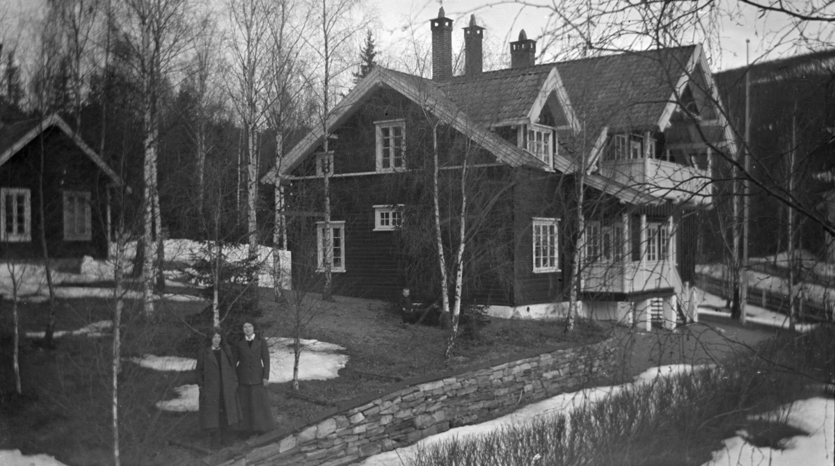 Heimhug. Hjemmet til Bertrand Narvesen. To damer i hagen