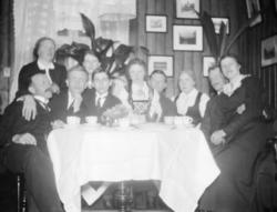 Gruppe på 10 mennesker  rundt kaffebordet.