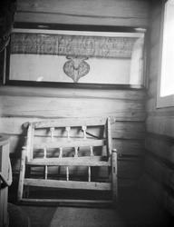 Treutsmykning og mulig en alterduk som er innrammet, trebenk