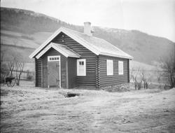 Lite tømmerhus som antagelig står ved Gudbrandsdalens Folkeh