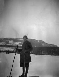 Kvinne på skitur på isen over Lågen ved Ringebu.