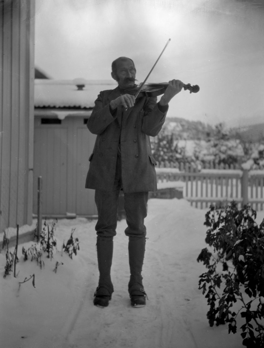 Spelemann Ola Moløkken (Molykkjun), med fele. Vinter.