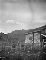 Inngjerdet gardsbruk.