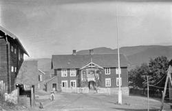 Gardstun med flaggstang.