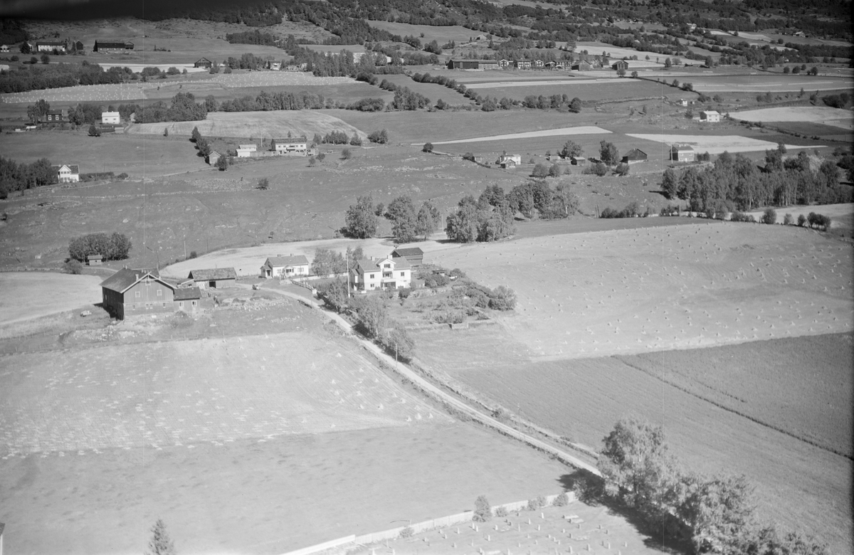 Sør-Fron, Hundorp. Prestegarden på Sør-Fron midt i bildet, med Gardbu (butikk) i bakgrunnen