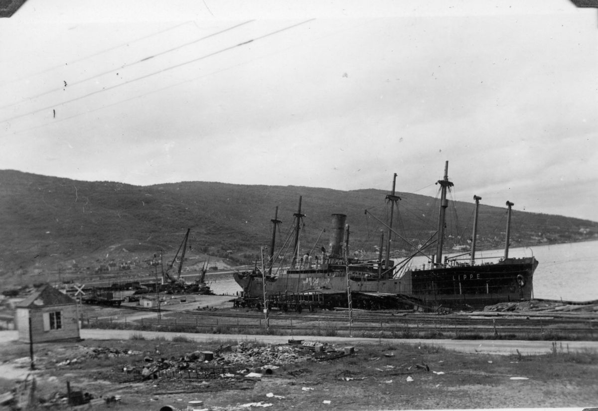 Fartøyer som er senket ved Fagerneskai  2. verdenskrig. Fra v. Kelp og malmskipet "Lippe".