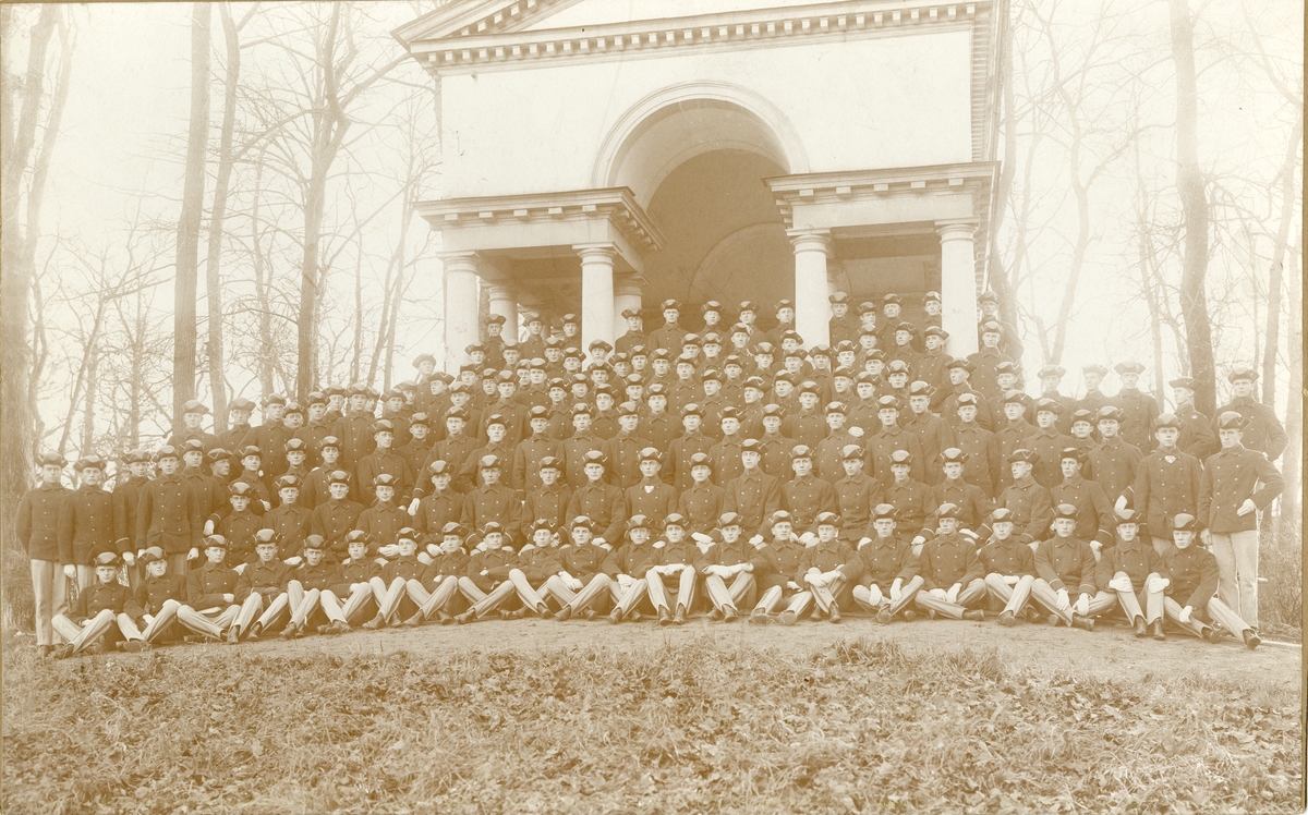 Grupporträtt av utexaminerade elever från krigsskolan 1917.